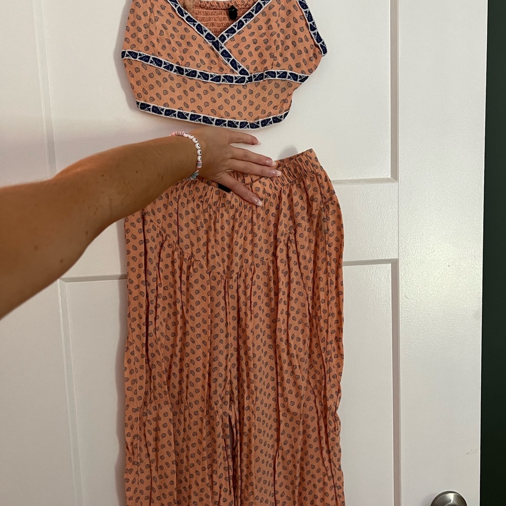 Two piece set - Picture 2 of 3